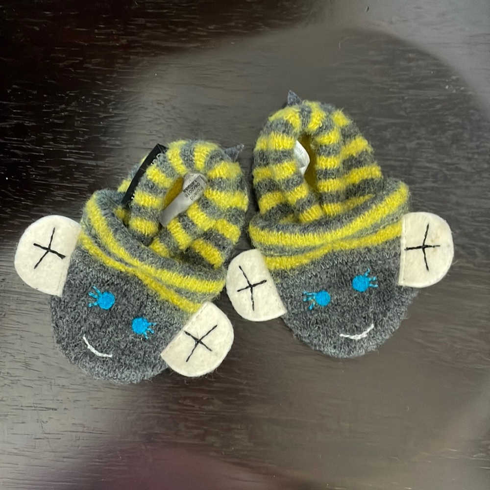 ADORABLE Garnet Hill 0-6month Bee Slippers